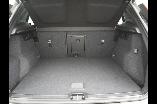 Volvo XC40 T5 Plus Dark PHEV 262pk Dealer O.H. | Adaptive Cruise | 360 Camera | Harman / Kardon | Lederen Sportstoelen Memory & Verwarmd | Keyless | Blis | Stuur Verwarmd | Apple Carplay | Navigatie | DAB | 19"L.M | Plug In Hybrid |