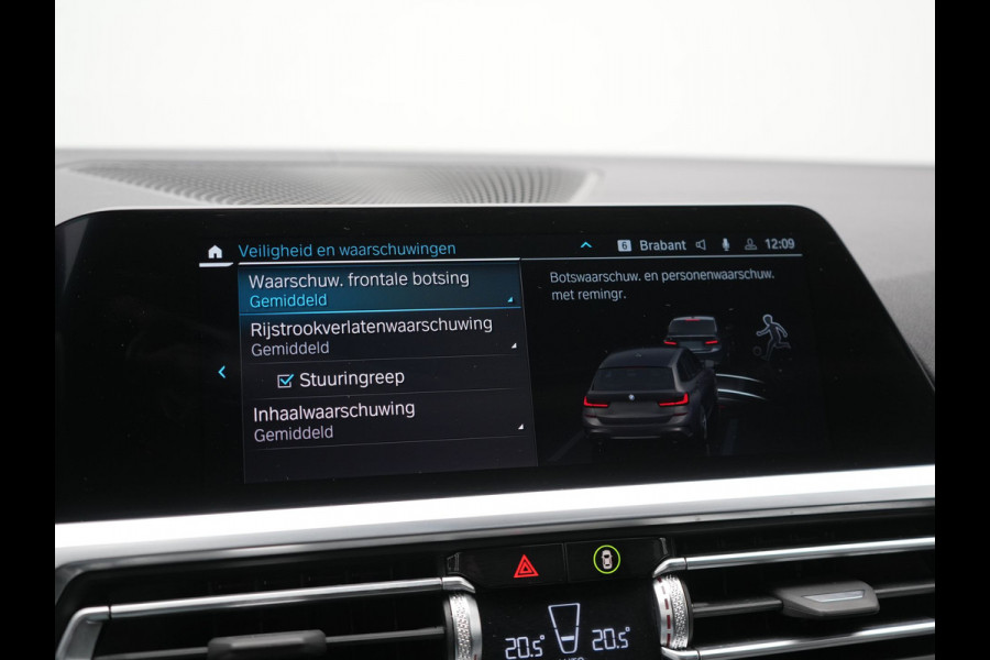 BMW 3 Serie Touring 330e M Sport PHEV 293pk Dealer O.H. Dravitgrau | Head Up | Camera | Laser LED | Sfeerverlichting | Lederen Sportstoelen & Stuur Verwarmd | Apple Carplay | Keyless | Blis | 19"L.M | Virtual | Navigatie | DAB | Plug In Hybrid |