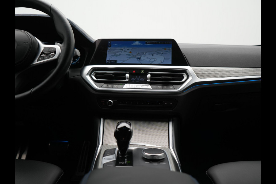 BMW 3 Serie Touring 330e M Sport PHEV 293pk Dealer O.H. Dravitgrau | Head Up | Camera | Laser LED | Sfeerverlichting | Lederen Sportstoelen & Stuur Verwarmd | Apple Carplay | Keyless | Blis | 19"L.M | Virtual | Navigatie | DAB | Plug In Hybrid |