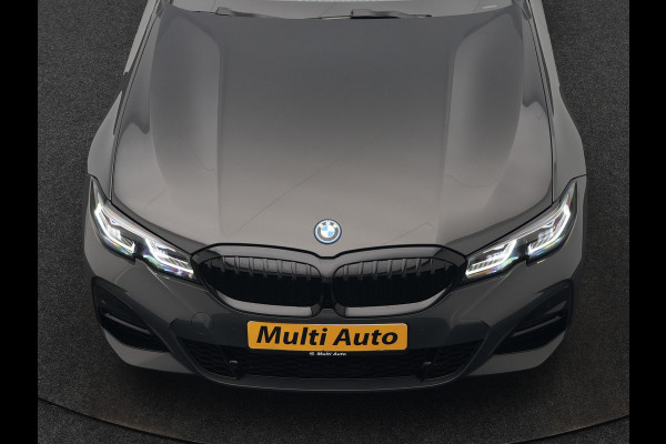 BMW 3 Serie Touring 330e M Sport PHEV 293pk Dealer O.H. Dravitgrau | Head Up | Camera | Laser LED | Sfeerverlichting | Lederen Sportstoelen & Stuur Verwarmd | Apple Carplay | Keyless | Blis | 19"L.M | Virtual | Navigatie | DAB | Plug In Hybrid |