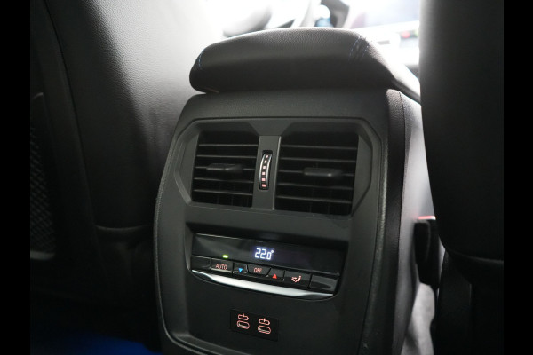 BMW 3 Serie Touring 330e M Sport PHEV 293pk Dealer O.H. Dravitgrau | Head Up | Camera | Laser LED | Sfeerverlichting | Lederen Sportstoelen & Stuur Verwarmd | Apple Carplay | Keyless | Blis | 19"L.M | Virtual | Navigatie | DAB | Plug In Hybrid |