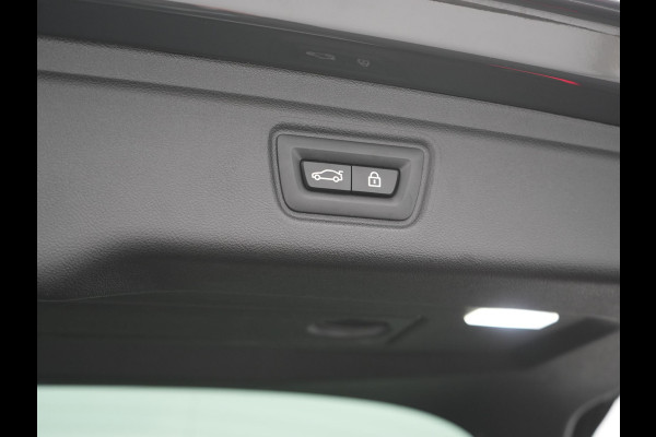 BMW 3 Serie Touring 330e M Sport PHEV 293pk Dealer O.H. Dravitgrau | Head Up | Camera | Laser LED | Sfeerverlichting | Lederen Sportstoelen & Stuur Verwarmd | Apple Carplay | Keyless | Blis | 19"L.M | Virtual | Navigatie | DAB | Plug In Hybrid |