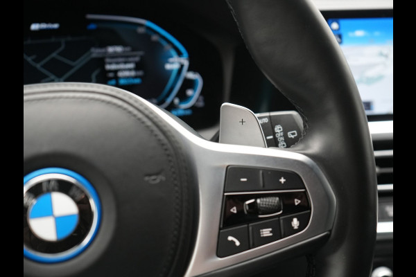 BMW 3 Serie Touring 330e M Sport PHEV 293pk Dealer O.H. Dravitgrau | Head Up | Camera | Laser LED | Sfeerverlichting | Lederen Sportstoelen & Stuur Verwarmd | Apple Carplay | Keyless | Blis | 19"L.M | Virtual | Navigatie | DAB | Plug In Hybrid |