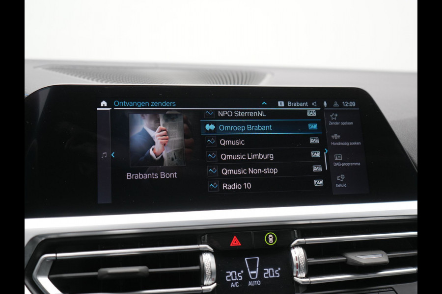 BMW 3 Serie Touring 330e M Sport PHEV 293pk Dealer O.H. Dravitgrau | Head Up | Camera | Laser LED | Sfeerverlichting | Lederen Sportstoelen & Stuur Verwarmd | Apple Carplay | Keyless | Blis | 19"L.M | Virtual | Navigatie | DAB | Plug In Hybrid |