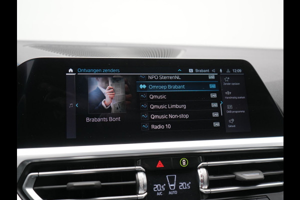 BMW 3 Serie Touring 330e M Sport PHEV 293pk Dealer O.H. Dravitgrau | Head Up | Camera | Laser LED | Sfeerverlichting | Lederen Sportstoelen & Stuur Verwarmd | Apple Carplay | Keyless | Blis | 19"L.M | Virtual | Navigatie | DAB | Plug In Hybrid |