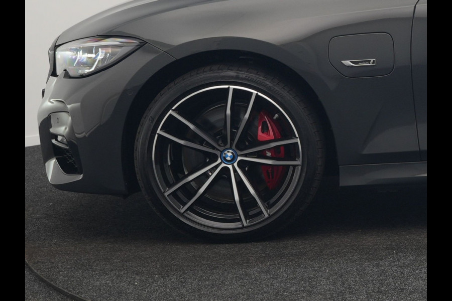 BMW 3 Serie Touring 330e M Sport PHEV 293pk Dealer O.H. Dravitgrau | Head Up | Camera | Laser LED | Sfeerverlichting | Lederen Sportstoelen & Stuur Verwarmd | Apple Carplay | Keyless | Blis | 19"L.M | Virtual | Navigatie | DAB | Plug In Hybrid |