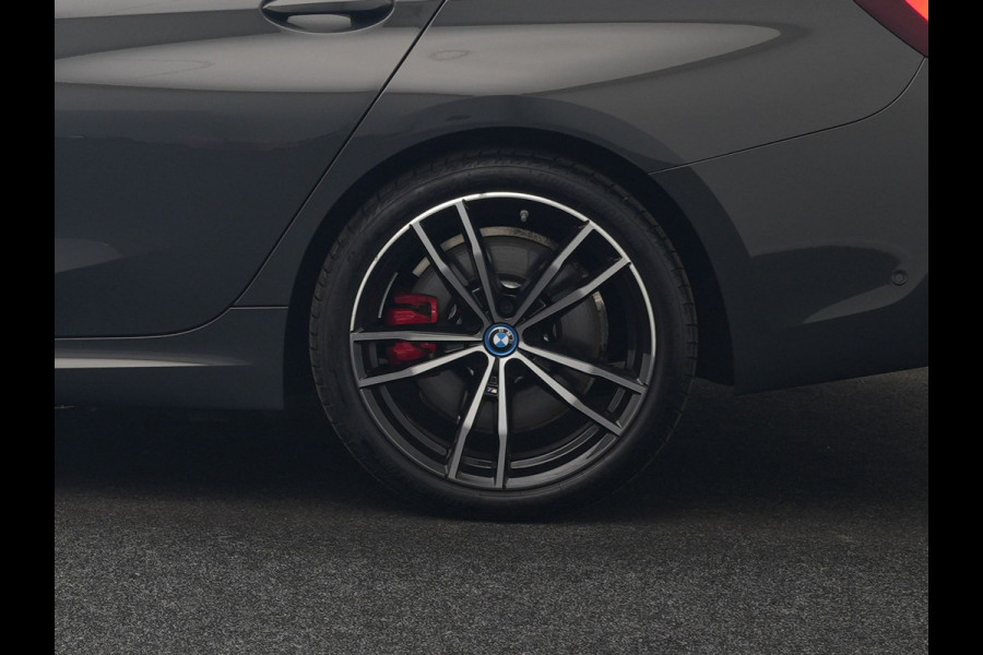 BMW 3 Serie Touring 330e M Sport PHEV 293pk Dealer O.H. Dravitgrau | Head Up | Camera | Laser LED | Sfeerverlichting | Lederen Sportstoelen & Stuur Verwarmd | Apple Carplay | Keyless | Blis | 19"L.M | Virtual | Navigatie | DAB | Plug In Hybrid |
