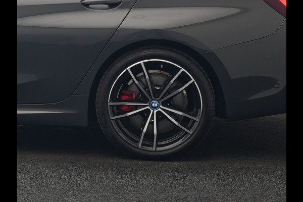 BMW 3 Serie Touring 330e M Sport PHEV 293pk Dealer O.H. Dravitgrau | Head Up | Camera | Laser LED | Sfeerverlichting | Lederen Sportstoelen & Stuur Verwarmd | Apple Carplay | Keyless | Blis | 19"L.M | Virtual | Navigatie | DAB | Plug In Hybrid |