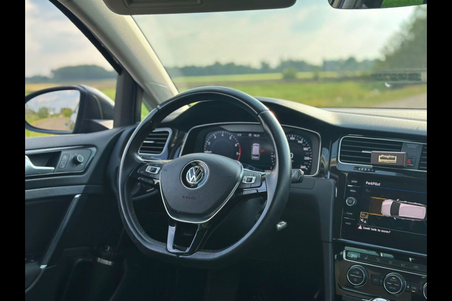 Volkswagen Golf Variant 1.0 TSI Highline Business R (VIRTUAL, CAMERA, ADAPTIVE, MASSAGE STL, PDC V+A, 1E EIG, GOED ONDH, NL-AUTO)