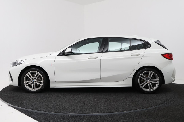 BMW 1-serie 118i High Executive (TREKHAAK, CAMERA, SFEERVERLICHTING, DEALER ONDERHOUDEN)