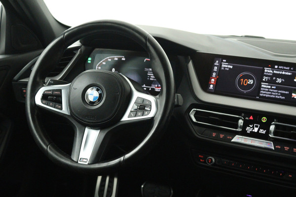 BMW 1-serie 118i High Executive (TREKHAAK, CAMERA, SFEERVERLICHTING, DEALER ONDERHOUDEN)