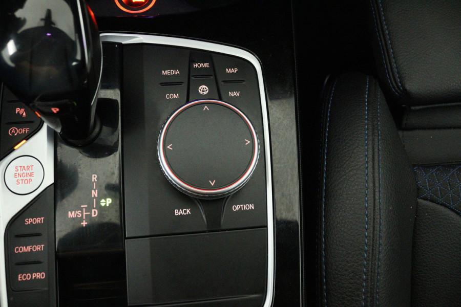 BMW 1-serie 118i High Executive (TREKHAAK, CAMERA, SFEERVERLICHTING, DEALER ONDERHOUDEN)