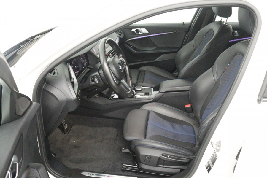 BMW 1-serie 118i High Executive (TREKHAAK, CAMERA, SFEERVERLICHTING, DEALER ONDERHOUDEN)