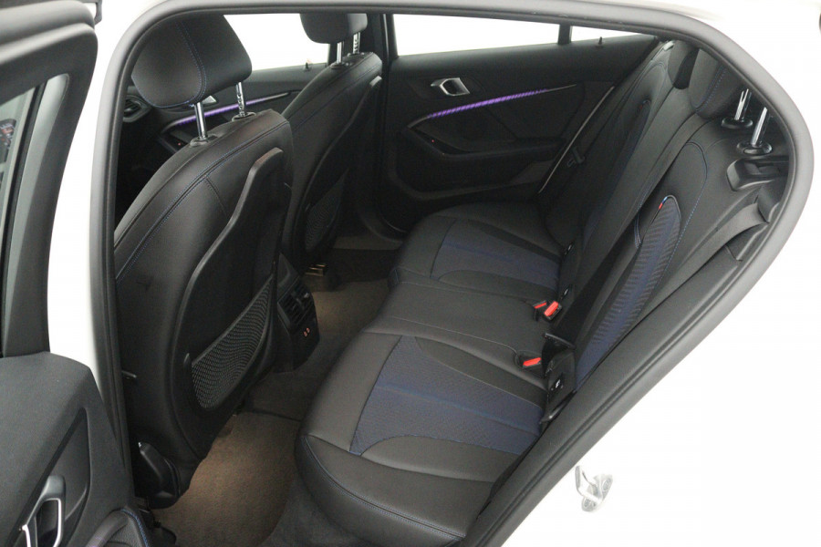 BMW 1-serie 118i High Executive (TREKHAAK, CAMERA, SFEERVERLICHTING, DEALER ONDERHOUDEN)