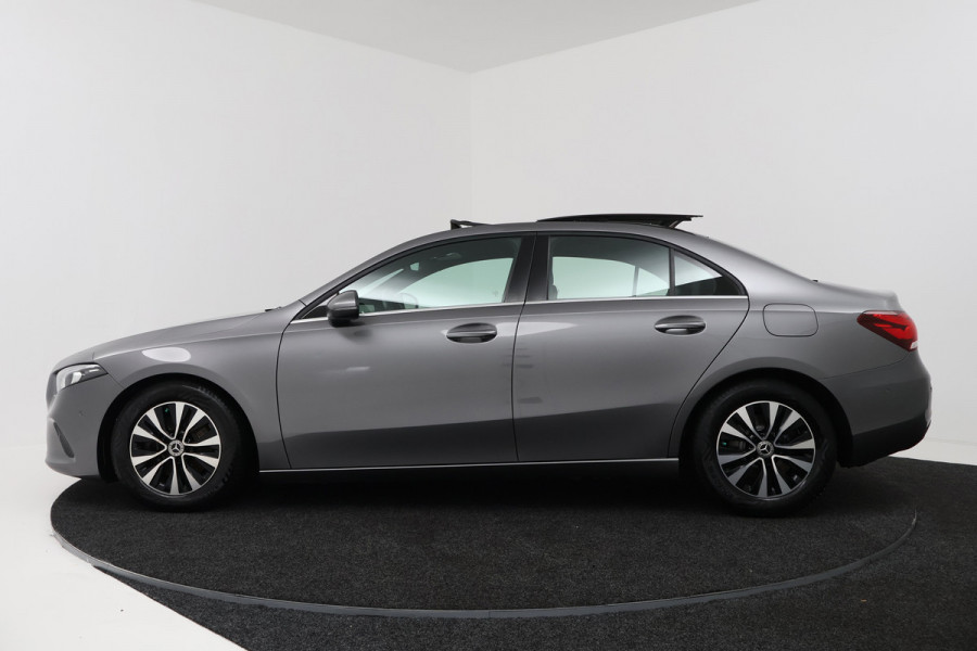Mercedes-Benz A-Klasse 200 Business Solution (PANORAMADAK, STOELVERWARMING, CAMERA, CRUISE CONTROL, PARKEERSENSOREN)