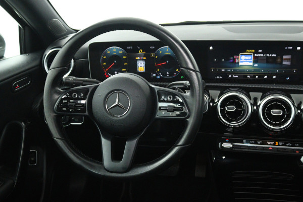 Mercedes-Benz A-Klasse 200 Business Solution (PANORAMADAK, STOELVERWARMING, CAMERA, CRUISE CONTROL, PARKEERSENSOREN)