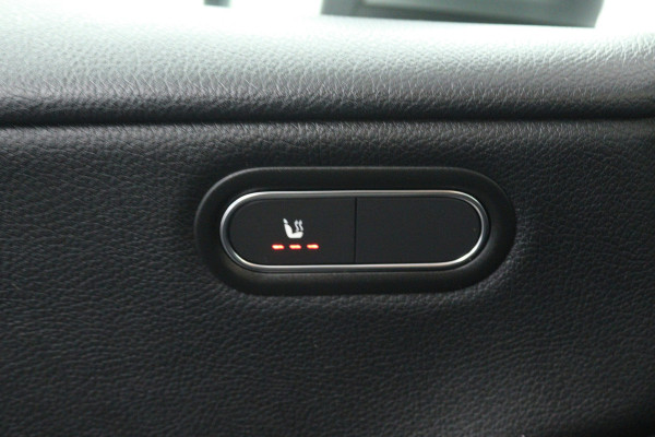 Mercedes-Benz A-Klasse 200 Business Solution (PANORAMADAK, STOELVERWARMING, CAMERA, CRUISE CONTROL, PARKEERSENSOREN)