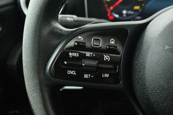 Mercedes-Benz A-Klasse 200 Business Solution (PANORAMADAK, STOELVERWARMING, CAMERA, CRUISE CONTROL, PARKEERSENSOREN)