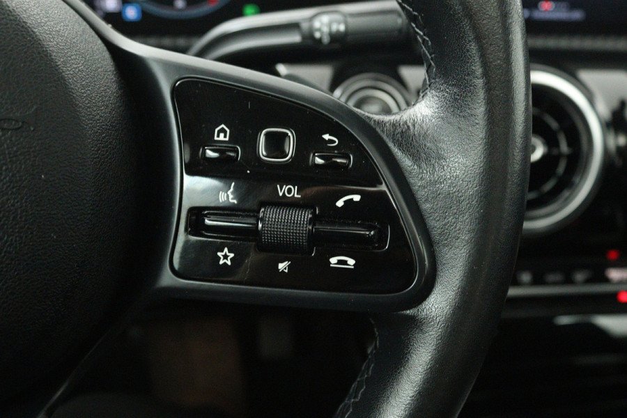 Mercedes-Benz A-Klasse 200 Business Solution (PANORAMADAK, STOELVERWARMING, CAMERA, CRUISE CONTROL, PARKEERSENSOREN)