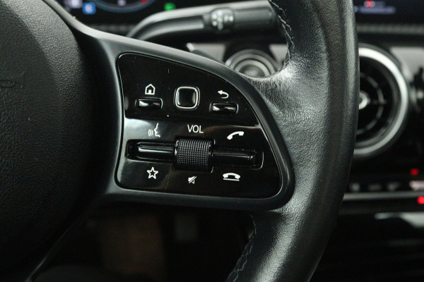 Mercedes-Benz A-Klasse 200 Business Solution (PANORAMADAK, STOELVERWARMING, CAMERA, CRUISE CONTROL, PARKEERSENSOREN)