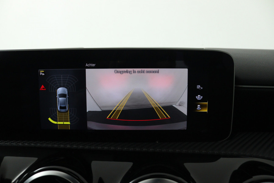 Mercedes-Benz A-Klasse 200 Business Solution (PANORAMADAK, STOELVERWARMING, CAMERA, CRUISE CONTROL, PARKEERSENSOREN)