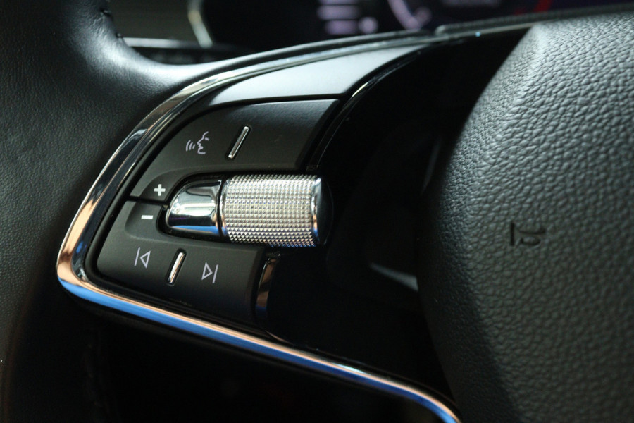 Škoda Octavia Combi 1.0 TSI Business Edition (SFEERVERLICHTING, DIGITALE COCKPIT, NAVIGATIE, SENSOREN)