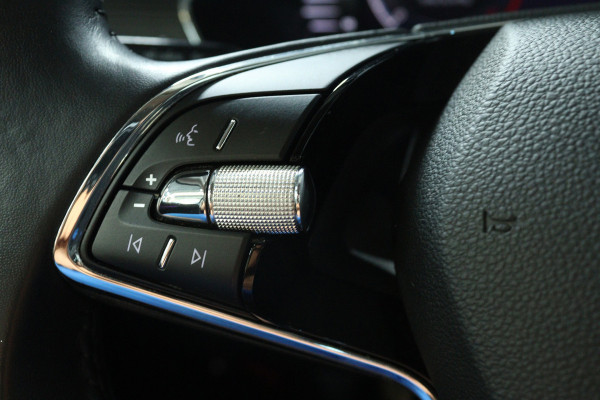 Škoda Octavia Combi 1.0 TSI Business Edition (SFEERVERLICHTING, DIGITALE COCKPIT, NAVIGATIE, SENSOREN)
