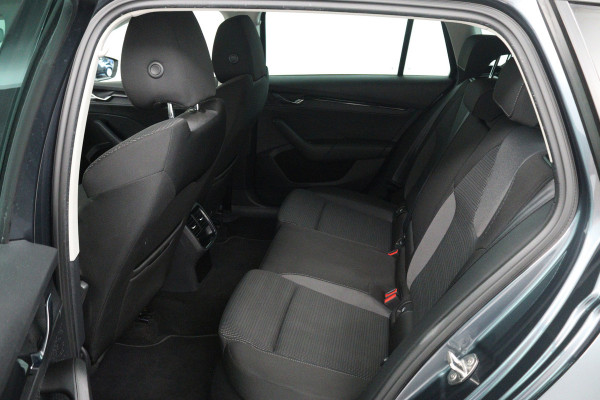 Škoda Octavia Combi 1.0 TSI Business Edition (SFEERVERLICHTING, DIGITALE COCKPIT, NAVIGATIE, SENSOREN)