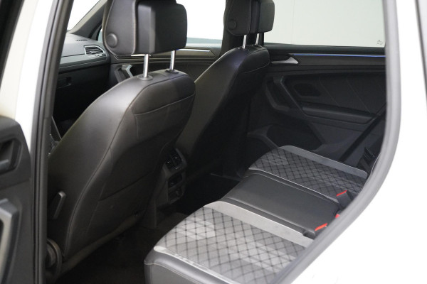 Volkswagen Tiguan 1.5 TSI 150pk R-Line | Carplay | Sfeerverlichting | Blind-Spot | Zwart optiek | Adaptive cruise