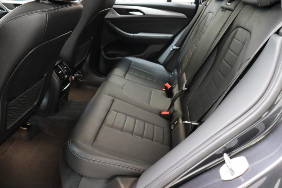 BMW X3 xDrive20i High Executive Automaat / Navigatiesysteem Professional / Adaptieve Cruise Control / Head-Up Display / Stoelverwarming / Leder / Achteruitrijcamera / Dodehoek Detectie / LED / Climate Control /