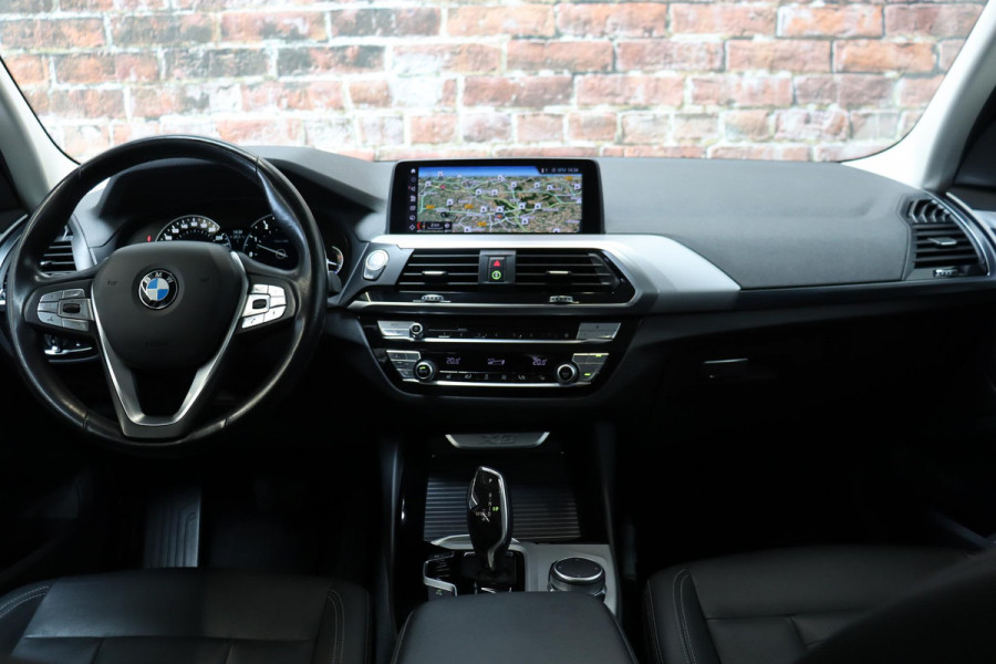 BMW X3 xDrive20i High Executive Automaat / Navigatiesysteem Professional / Adaptieve Cruise Control / Head-Up Display / Stoelverwarming / Leder / Achteruitrijcamera / Dodehoek Detectie / LED / Climate Control /