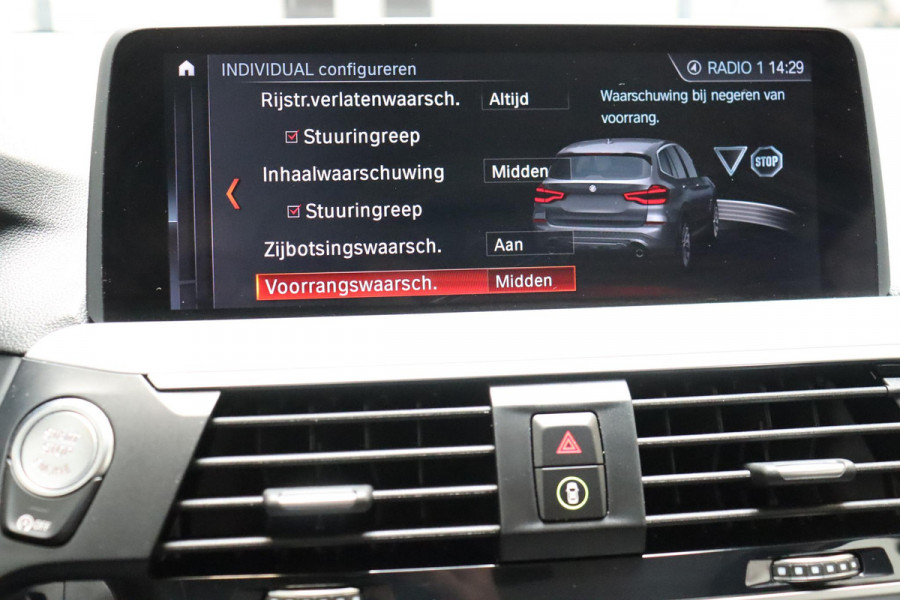 BMW X3 xDrive20i High Executive Automaat / Navigatiesysteem Professional / Adaptieve Cruise Control / Head-Up Display / Stoelverwarming / Leder / Achteruitrijcamera / Dodehoek Detectie / LED / Climate Control /