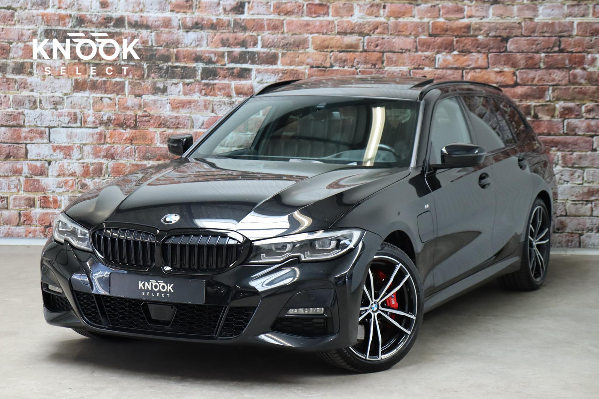 BMW 3 Serie Touring 330e Business Edition Plus M Sport Pakket Automaat / Navigatiesysteem Professional / Head-Up Display / Panoramadak / Adaptief M Onderstel / Stoelverwarming / HiFi / Adaptieve Cruise Control / Leder / 19 Inch /