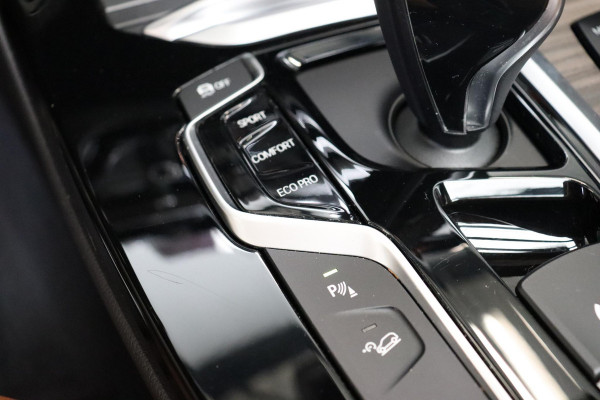 BMW X3 xDrive20i High Executive xLine Automaat / Navigatie Professional / Panoramadak / Trekhaak / Head-Up Display / Achteruitrijcamera / Stoelverwaming / HiFi / Cruise Control / Leder / LED /