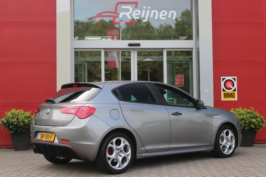 Alfa Romeo Giulietta 1.4 Turbo 170PK AUTOMAAT MultiAir SUPER | AFNEEMBARE TREKHAAK | NAVIGATIE | "BREMBO" REMKLAUWEN ROOD | LICHTMETALEN VELGEN 17" | CLIMATE CONTROL | CRUISE CONTROL | DAB+ RADIO | BLUETOOTH AUDIO | PARKEERSENSOREN VOOR + ACHTER |