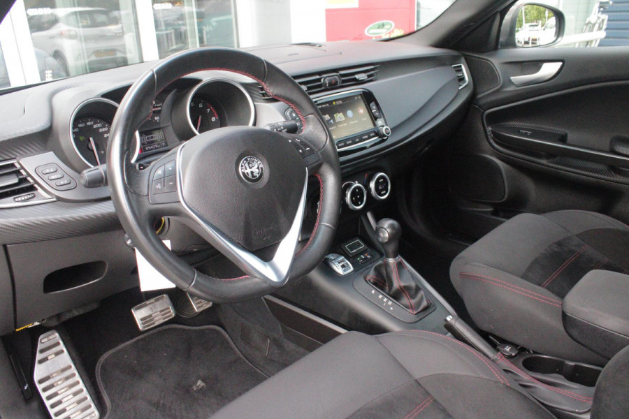 Alfa Romeo Giulietta 1.4 Turbo 170PK AUTOMAAT MultiAir SUPER | AFNEEMBARE TREKHAAK | NAVIGATIE | "BREMBO" REMKLAUWEN ROOD | LICHTMETALEN VELGEN 17" | CLIMATE CONTROL | CRUISE CONTROL | DAB+ RADIO | BLUETOOTH AUDIO | PARKEERSENSOREN VOOR + ACHTER |