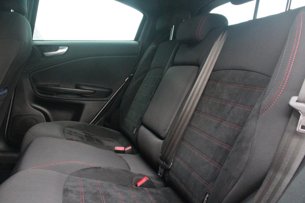 Alfa Romeo Giulietta 1.4 Turbo 170PK AUTOMAAT MultiAir SUPER | AFNEEMBARE TREKHAAK | NAVIGATIE | "BREMBO" REMKLAUWEN ROOD | LICHTMETALEN VELGEN 17" | CLIMATE CONTROL | CRUISE CONTROL | DAB+ RADIO | BLUETOOTH AUDIO | PARKEERSENSOREN VOOR + ACHTER |