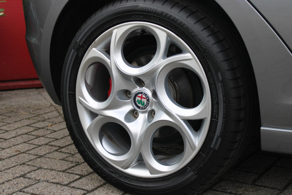 Alfa Romeo Giulietta 1.4 Turbo 170PK AUTOMAAT MultiAir SUPER | AFNEEMBARE TREKHAAK | NAVIGATIE | "BREMBO" REMKLAUWEN ROOD | LICHTMETALEN VELGEN 17" | CLIMATE CONTROL | CRUISE CONTROL | DAB+ RADIO | BLUETOOTH AUDIO | PARKEERSENSOREN VOOR + ACHTER |