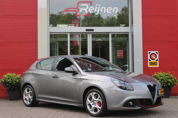 Alfa Romeo Giulietta 1.4 Turbo 170PK AUTOMAAT MultiAir SUPER | AFNEEMBARE TREKHAAK | NAVIGATIE | "BREMBO" REMKLAUWEN ROOD | LICHTMETALEN VELGEN 17" | CLIMATE CONTROL | CRUISE CONTROL | DAB+ RADIO | BLUETOOTH AUDIO | PARKEERSENSOREN VOOR + ACHTER |