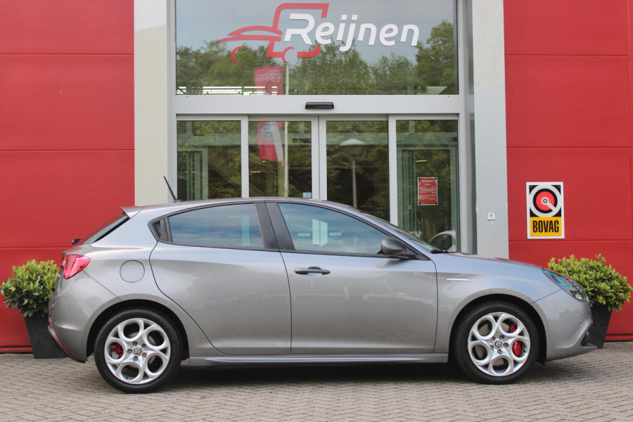 Alfa Romeo Giulietta 1.4 Turbo 170PK AUTOMAAT MultiAir SUPER | AFNEEMBARE TREKHAAK | NAVIGATIE | "BREMBO" REMKLAUWEN ROOD | LICHTMETALEN VELGEN 17" | CLIMATE CONTROL | CRUISE CONTROL | DAB+ RADIO | BLUETOOTH AUDIO | PARKEERSENSOREN VOOR + ACHTER |
