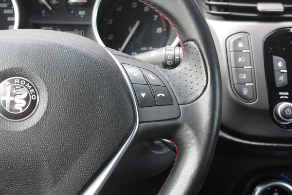Alfa Romeo Giulietta 1.4 Turbo 170PK AUTOMAAT MultiAir SUPER | AFNEEMBARE TREKHAAK | NAVIGATIE | "BREMBO" REMKLAUWEN ROOD | LICHTMETALEN VELGEN 17" | CLIMATE CONTROL | CRUISE CONTROL | DAB+ RADIO | BLUETOOTH AUDIO | PARKEERSENSOREN VOOR + ACHTER |