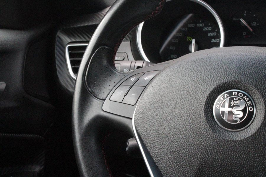 Alfa Romeo Giulietta 1.4 Turbo 170PK AUTOMAAT MultiAir SUPER | AFNEEMBARE TREKHAAK | NAVIGATIE | "BREMBO" REMKLAUWEN ROOD | LICHTMETALEN VELGEN 17" | CLIMATE CONTROL | CRUISE CONTROL | DAB+ RADIO | BLUETOOTH AUDIO | PARKEERSENSOREN VOOR + ACHTER |
