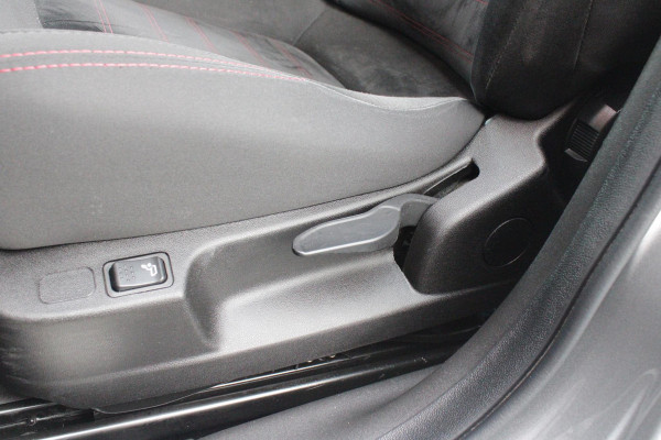 Alfa Romeo Giulietta 1.4 Turbo 170PK AUTOMAAT MultiAir SUPER | AFNEEMBARE TREKHAAK | NAVIGATIE | "BREMBO" REMKLAUWEN ROOD | LICHTMETALEN VELGEN 17" | CLIMATE CONTROL | CRUISE CONTROL | DAB+ RADIO | BLUETOOTH AUDIO | PARKEERSENSOREN VOOR + ACHTER |