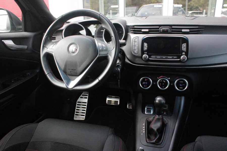 Alfa Romeo Giulietta 1.4 Turbo 170PK AUTOMAAT MultiAir SUPER | AFNEEMBARE TREKHAAK | NAVIGATIE | "BREMBO" REMKLAUWEN ROOD | LICHTMETALEN VELGEN 17" | CLIMATE CONTROL | CRUISE CONTROL | DAB+ RADIO | BLUETOOTH AUDIO | PARKEERSENSOREN VOOR + ACHTER |