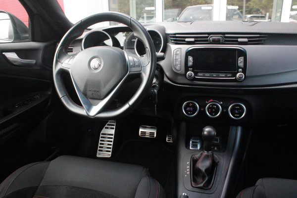 Alfa Romeo Giulietta 1.4 Turbo 170PK AUTOMAAT MultiAir SUPER | AFNEEMBARE TREKHAAK | NAVIGATIE | "BREMBO" REMKLAUWEN ROOD | LICHTMETALEN VELGEN 17" | CLIMATE CONTROL | CRUISE CONTROL | DAB+ RADIO | BLUETOOTH AUDIO | PARKEERSENSOREN VOOR + ACHTER |