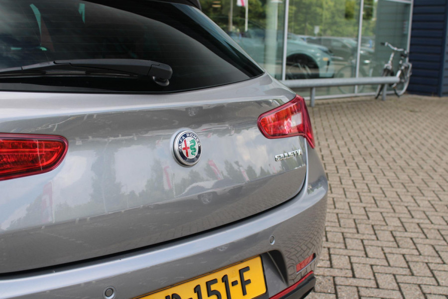 Alfa Romeo Giulietta 1.4 Turbo 170PK AUTOMAAT MultiAir SUPER | AFNEEMBARE TREKHAAK | NAVIGATIE | "BREMBO" REMKLAUWEN ROOD | LICHTMETALEN VELGEN 17" | CLIMATE CONTROL | CRUISE CONTROL | DAB+ RADIO | BLUETOOTH AUDIO | PARKEERSENSOREN VOOR + ACHTER |
