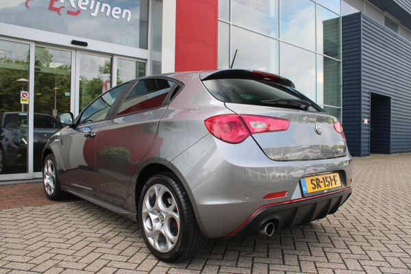 Alfa Romeo Giulietta 1.4 Turbo 170PK AUTOMAAT MultiAir SUPER | AFNEEMBARE TREKHAAK | NAVIGATIE | "BREMBO" REMKLAUWEN ROOD | LICHTMETALEN VELGEN 17" | CLIMATE CONTROL | CRUISE CONTROL | DAB+ RADIO | BLUETOOTH AUDIO | PARKEERSENSOREN VOOR + ACHTER |