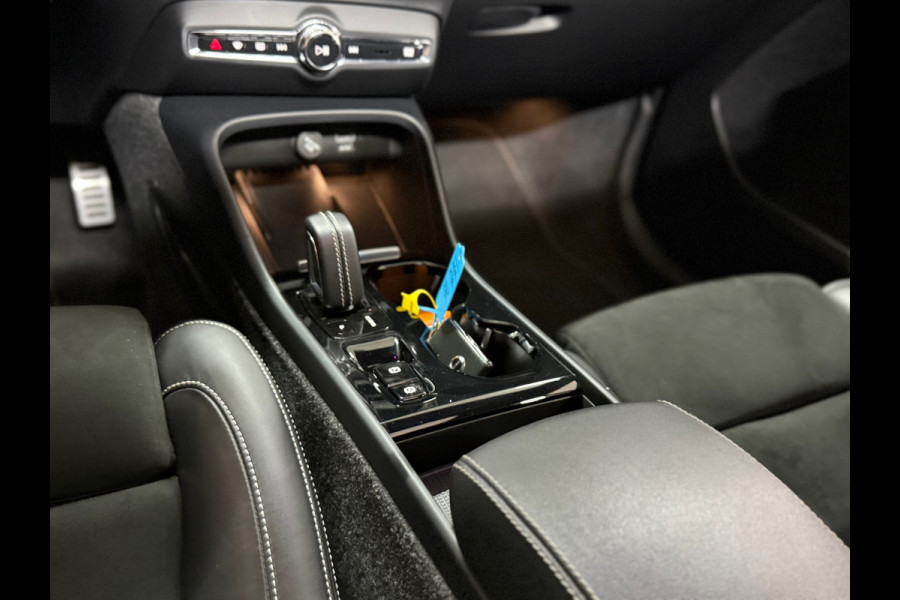 Volvo XC40 1.5 T5 Recharge R-Design | H/K Premium Sound | Pano | Trekhaak | Licht Pakket | Parkeerassist Pakket | Winter Pakket |
