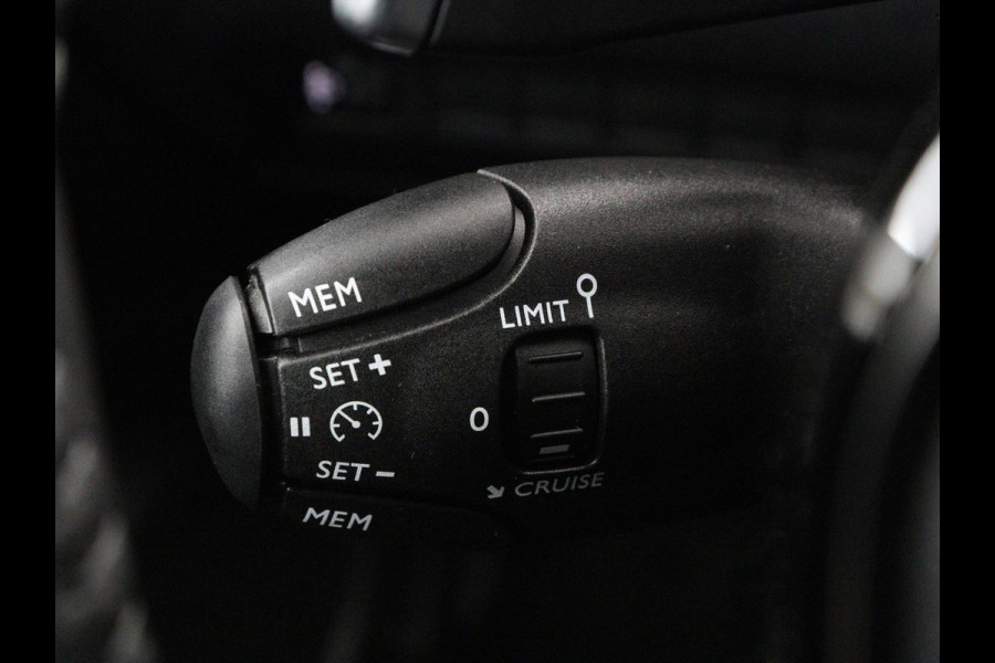 Peugeot 2008 1.2 Hybrid 136 Style | Automaat | Carplay | Climate control | Parkeerhulp | Full LED | Cruise control | Bluetooth