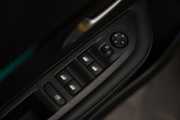 Peugeot 208 1.2 PureTech Allure Panoramadak Navigatie Full-led 24 Maanden garantie* (Vraag naar de voorwaarden)